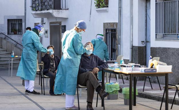 Test de antígenos para los vecinos en la plaza de Villar de Plasencia